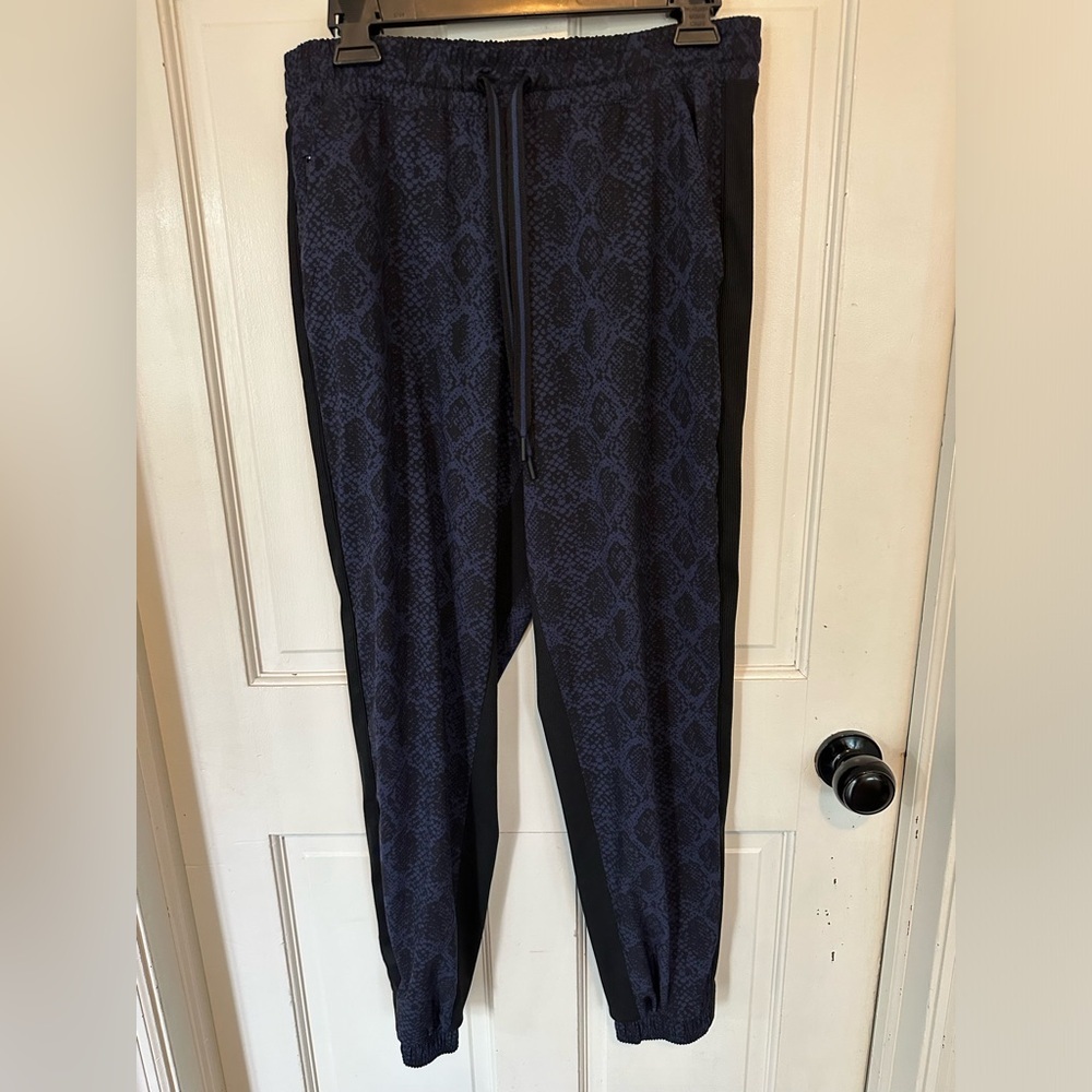 Athleta Brooklyn Joggers Size 10 Blue Black Snakeskin‎ Poly Stretch Athleisure - Picture 2 of 14